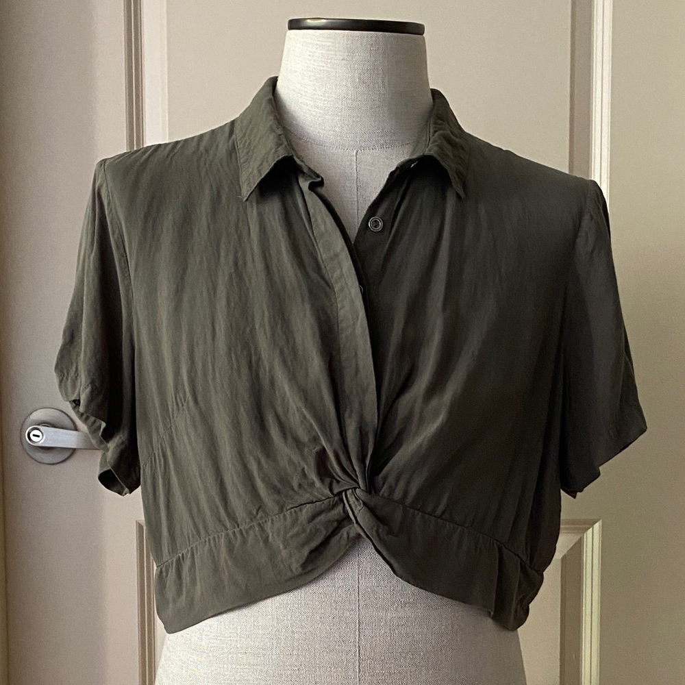 Olive Green Collared Crop Top 🫒